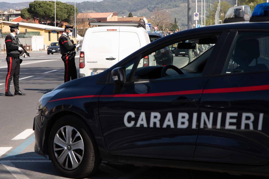 Coppia Rapinata In Strada Da Tre Uomini Con Passamontagna. Indagano I ...